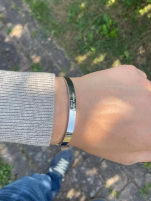 Maison margiela armband - Säljer detta riktigt fina maison margiela armbandet i mycket bra skick. Armbandet är NO SIZE och passar alla. Endast armbandet följer med vid köp då jag har tappat bort orginallådan. Hör av er ifall ni har några frågor! ⭐️