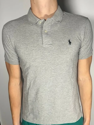 Ralph Lauren pike - 👕 Plagg: Piké                                                           📏 Storlek: M                                                            🏷️ Märke/Modell: Ralph Lauren slim Fit                                   ✨ Skick: Fint skick                                                        💬 Vid frågor är det bara att skriva!                                                                                          🛍️ Gramenti