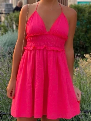 Rosa Zara klänning - Kort rosa Zara klänning som man kan bära på två sätt!! Helt ny med lappen kvar! Kika gärna in mina andra plagg, vill bli av med så mycket som möjligt 💗