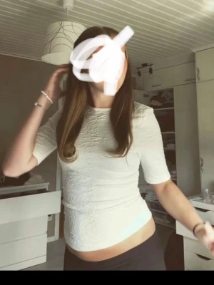 Kappahl - Super fin vit topp från Kappahl som är öppen i ryggen. Ser helt ny ut🤍