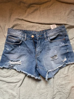 Lågmidjade jeansshorts - Blåa snygga jeansshort som jag önskade passade mig själv! 🌷 I väl skick men ärvde dem från mamsen så har funnits till ett tag ❣️