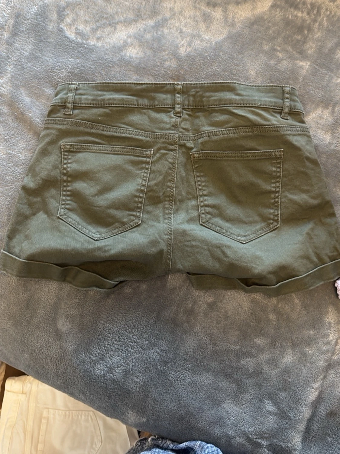 Olivgröna shorts från H&M