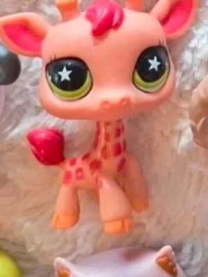 Littlest pet shop - Littlest pet shop Authentic giraff #943. Skriv till mig privat för fler bilder. Skick som på bilden. Kolla gärna in min profil för bundle😊💕