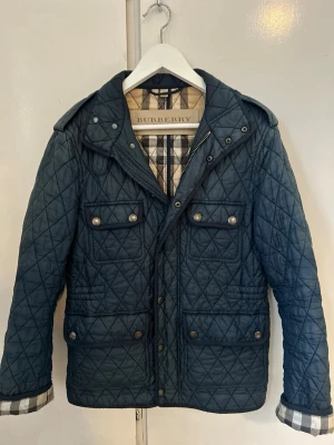 Burberry jacka  - Köpt på Nk i Göteborg för ungefär 7000. Nuvarande ny pris skulle jag estimera ≈5000–5500. Ingen tidigare ägare och om ni har ytterligare frågor så är jag helt öppen😊 Priset kan också diskuteras om det är snabb och enkel affär🤗