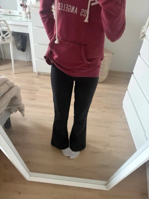 Svarta bootcut kostymbyxor. - Säljer ett par svarta bootcut kostymbyxor ifrån gina tricot. byxorna har fickor med knappar på!
