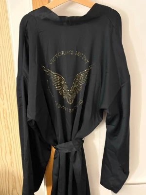 Victoria's Secret signature satin midi robe - Limited edition ”Victoria’s Secret Fashion Show 2025” midi robe i nyskick ✨Helt slutsåld. Pris kan diskuteras 