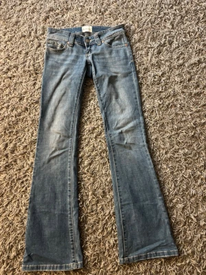 Blå bootcut jeans med slitningar - Säljer mina blåa Abrand jeans då dom inte kommer till användning dom är i väldigt fint skick och har en fin passform