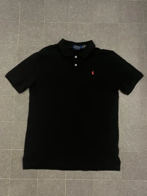 Polo Ralph Lauren piké  - Tjena, säljer en snygg Ralph Lauren piké. Priset kan diskuteras hör av dig vid minsta lilla fundering.