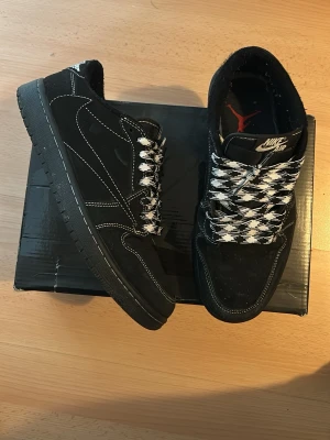 Travis scott Jordan 1 phantom - Ett par Jordan 1 phantom (rep) som jag använt helt okej mycket så fortfarande i väldigt bra skick så ni ser på bilderna. Svarta och röda snören kommer med också.Skriv för mer information eller bilder!!
