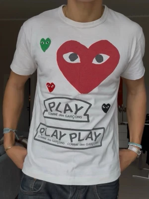 CDG T-shirt L - Galet fet CDG T-shirt i storlek L. Hög efterfrågan där av priset. Jag är 190 väger 78, men den är lite kort för mig!