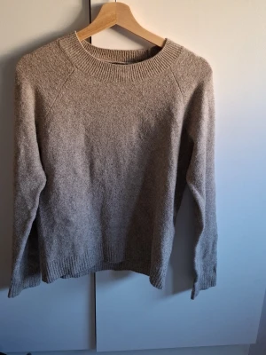 Beige stickad tröja med rund hals - Beige stickad tröja från vero moda