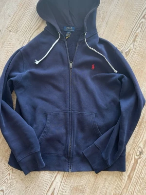 Ralph lauren Mörkblå zip up  - Säljer denna mörkblåa zip upen från Ralph lauren. Snöret och hålen är hemmagjorda. Passar för er som är 155-160+. Skriv om ni är intresserade. 