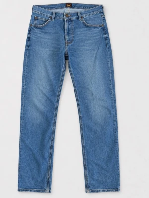 Blå Jeans från Lee - Klassiska blå jeans från Lee med rak passform och fem fickor. Jeansen har normal midja, gylf med dragkedja och knapp samt Lee-lapp bak i midjan. Tillverkade i slitstark denim med lätt tvättad look. 31/32 Storlek 