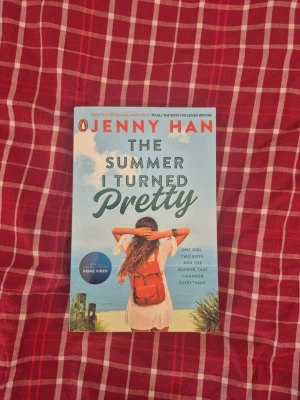 The summer I turned pretty - Säljer The summer I turned pretty, som är skriven av Jenny Han. Boken har en bruten rygg, men det syns knappt. Säljer också resten av serien på min sida.