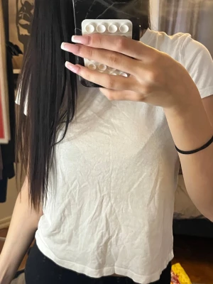 Vit basic t-shirt i bomull