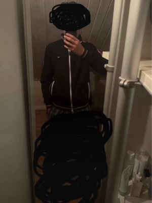 Tommy hilfilger zip up - Säljer denna Tommy hilfilger zip up i fint skick i storlek s
