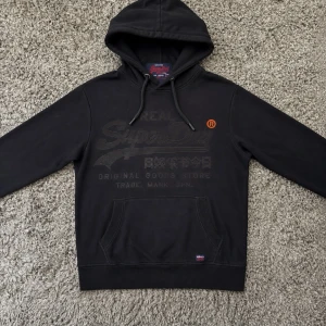 Superdry Hoodie ~ Vintage - Säljer denna feta Superdry hoodien i mycket fint skick!🙌Strl M /// Hör gärna av er om ni har funderingar!👏