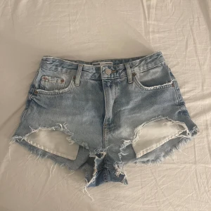 Jeans Shorts - Säljer ett par jeans shorts ifrån bershka! Skulle säga att de sitter som midwaist! Super fina!💕💕