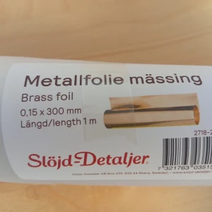 Metallfolie mässing 1 meter - Rulle med metallfolie i mässing från Slöjd-Detaljer. Folien är 0,15 x 300 mm och 1 meter lång. Perfekt för pyssel, dekorationer eller hantverksprojekt där du vill ha en snygg mässingsfinish.