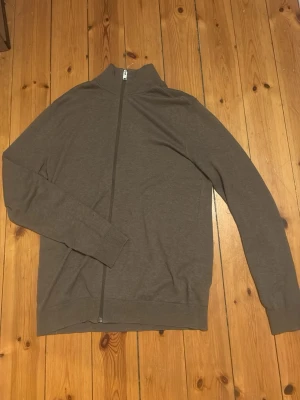 Selected homme tröja - Selected homme tröja. Nypris cirka 450 kr. Mitt pris 199 kr. Sitter gött å passar gött som fon till replay jeans