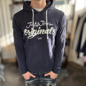 Hoodie med tryck - Ok skick, använd men fullt brukbar. Modellen är 185 cm, 75 kg. Alltid billigare pris vid köp av flera varor‼️🙌Svarar alltid på frågor eller funderingar! 500 recensioner med 5/5🤝