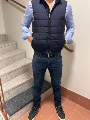 Oscar Jacobson Väst (i princip helt ny) - Säljer denna stiliga Oscar Jacobson västen i toppskick. Inga deffekter! Storlek: XS. Nypris: 2000. Kan gå ner i pris vid eventuell snabb affär. Tveka inte på att höra av er🤝🫡