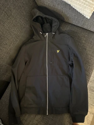 Svart vindjacka med huva - Lyle & Scott jacka. Storlek L