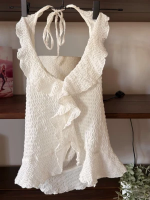 Söt halterneck topp || NELLY - Gullig sommarhopp med delvis öppen rygg prydd med volang detaljer fram                                                     ⭐️Säljes i nyskick, utan defekter & slitage (oanvänd)                                                                                    💭Har du frågor? Skriv på annonsen och jag svarar så fort jag kan!