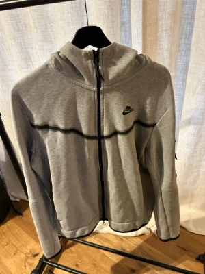 Nike tech fleece - Nike tech fleece i mycket fint skick förutom att själva Nike loggon har lossnat lite men borde gå att fixa med lite lim