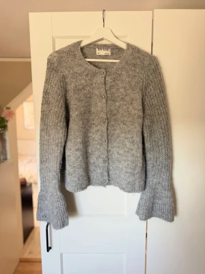 Kofta  - Jättefin kofta från Aware med utsvängda ärmslut. Använd fåtal gånger som ny 🌸  Nypris 500kr