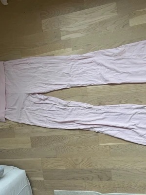 Ljusrosa mjuka loungewearbyxor - Supersköna ljusrosa loungewearbyxor från Gina Tricot. Tillverkade i ett mjukt och stretchigt material med bred linning och raka ben. Perfekta för chill dagar hemma eller när du vill vara extra bekväm.