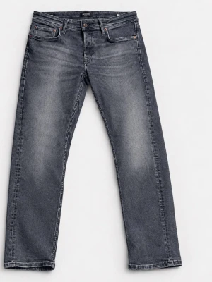 Grå raka jeans - Snygga grå jeans med rak passform och tvättad effekt på låren. Klassisk femficksmodell med knapp och dragkedja framtill. Jeansen har en avslappnad vibe och passar perfekt till en streetwear-stil. Materialet är denim i bomull.