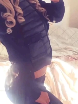 moncler cardigan - bra skick! storlek 1 så xs/s har kvittot! men skickar bara om man köper vill inte skicka till alla som ändo inte köper❤️ postar samma dag/dagen efter (använd inte mina bilder tack)
