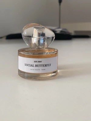 Social Butterfly Eau de Toilette - Säljer en supergod parfym med namnet Social Butterfly från H&M💕Parfymen är helt oanvänd och har inga defekter. Dofterna är främst vanilj, jasmin och persika. Den är perfekt för dig som gillar söta men samtidigt stilrena dofter. Kontakta mig gärna innan du köper, pris kan diskuteras🥰