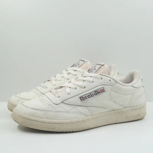 Reebok Club C 85 Chalk Alabaster Maroon - Den här varan kommer auktioneras ut på Sneakershyllan x Plick Live Torsdagen 10 september kl 19 med ett startpris på endast 10 kr❗️Klassiska Sneakers från Reebok i bra skick. Färg: Chalk/Alabaster/Maroon. Högkvalitativt läder. Storlek EU 42