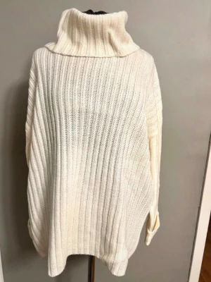 H&M Divided Ivory Wool-Blend Collar Sweater - Elegant and effortlessly chic ivory sweater from H&M Divided, featuring a stylish collar neckline and a cosy wool-blend fabric.  • Beautiful ivory/cream shade — timeless and easy to style • Soft wool-blend material for warmth and comfort • Elegant collar neckline for a polished look • Relaxed, flattering fit • Size M — comfortably fits L as well • Completely brand new with original tags attached • Original price: 300 kr  A versatile wardrobe staple that looks equally beautiful with jeans for a c