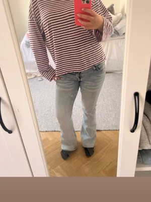 Ljusblå bootcut jeans - Säljer ett par ljusblå bootcut jeans från cheap monday. Jeansen har en lätt tvättad look och är tillverkade i denim. Kom gärna med prisförslag!💕🙏