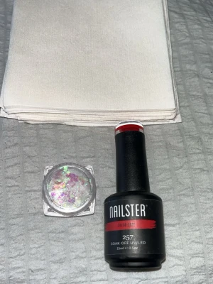 Nailster gellack + glitter flakes  - Helt oanvända produkter. Gellack är 15 ml i färgen 257, och en bunte luddfria pads medföljer. 