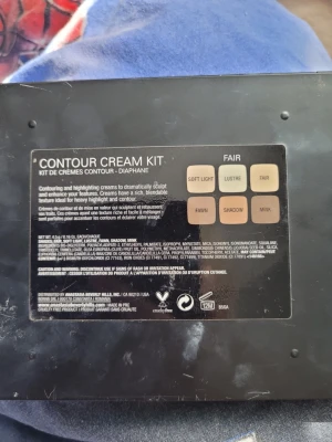Contour Cream Kit Fair Anastasia - Contour Cream Kit i nyansen Fair från Anastasia Beverly Hills. Paletten innehåller sex krämiga nyanser: Soft Light, Lustre, Fair, Fawn, Shadow och Mink. Perfekt för att skulptera och highlighta ansiktet. Kommer i en svart plastförpackning med genomskinligt lock.