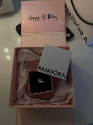 Pandora ring - Säljer en elegant silverring från Pandora med en gnistrande klar sten i mitten. Ringen har en klassisk och stilren design som passar perfekt till alla tillfällen. Levereras i original ask med fin presentförpackning.
