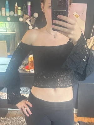 Svart offshoulder spetsblus