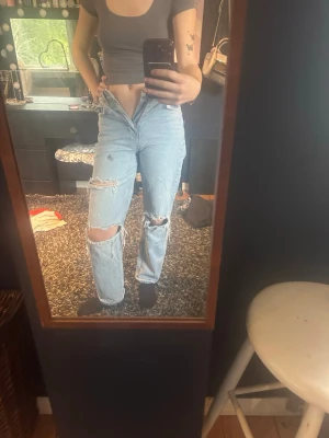 Ljusblå ripped straight leg jeans
