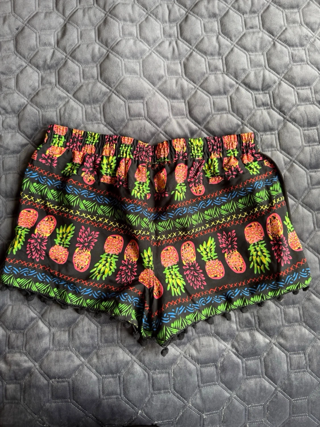 Färgglada shorts med ananasmönster - 2