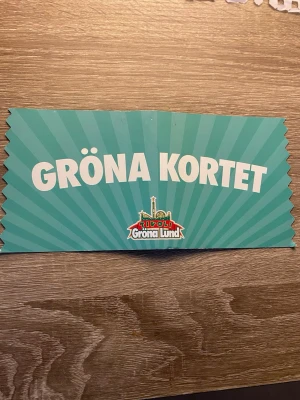 Gröna Kortet Gröna Lund - Entré till parkens alla öppetdagar under sommarsäsongen 2026 ☀️ Entré till alla konserter under hela sommarsäsongen 2026 på Stora och Lilla Scen 🎶 Tillgång till alla danskvällar på Dansbanan .            Priset kan diskuteras. 