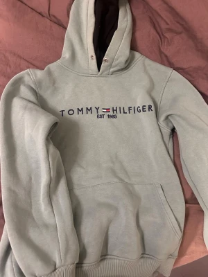 Ljusgrön hoodie från Tommy Hilfiger - snygg hoodie med bra passform och i storlek S