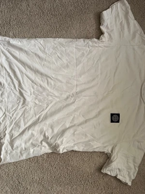 Stone Island T-shirt - Vit Stone Island T-shirt i stl S fint skick. Liten skada vid märket annars fint skick