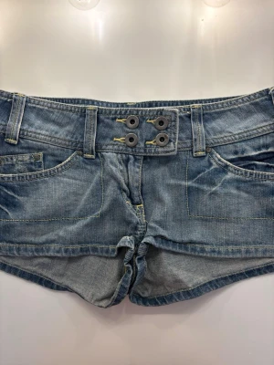 kate moss jeansshorts - Säljer dessa jättesnygga jeansshorts designade av Kate moss! Priset går alltid att diskutera och shortsen finns kvar tills den är markerad såld. 💓 Midjemått rakt över: 39cm Längd på sidan: 22cm