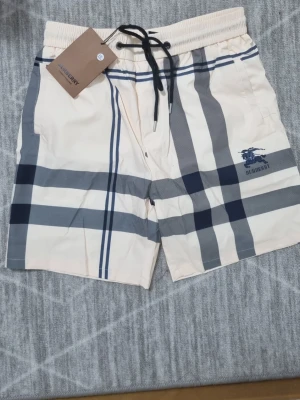 Burberry shorts - Nya passar ej mig