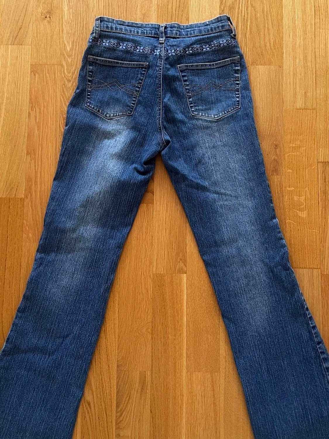 Blå bootcut jeans med brodyr - 1