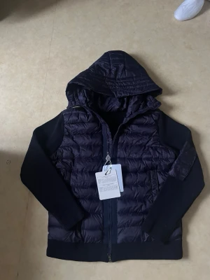 Navy Blue Moncler Cardigan - Helt ny och oanvänd. Kan var lite liten i sin storlek, är du mellan s och m passar den dig perfekt
